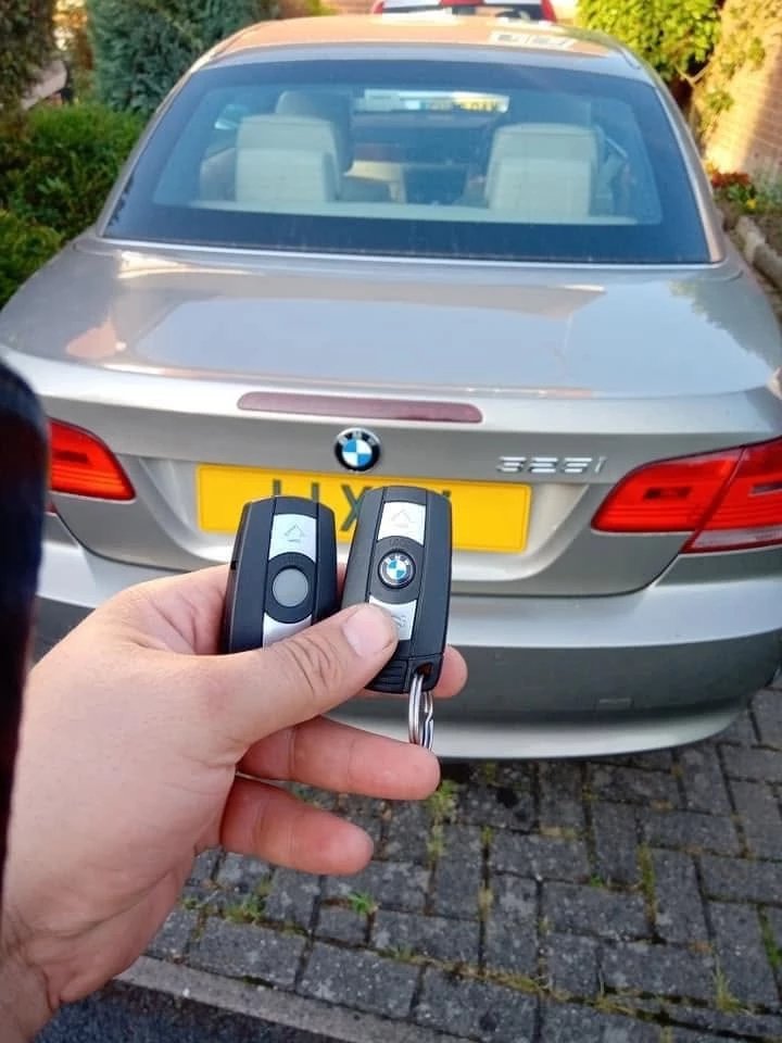 BMW 325i spare car key programmed by mobile auto locksmith in Coventry